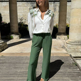 Conjunto de dos piezas con camisa bordada de palmeras y pantalón ancho
