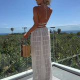 Conjunto de verano con top halter y falda larga plisada