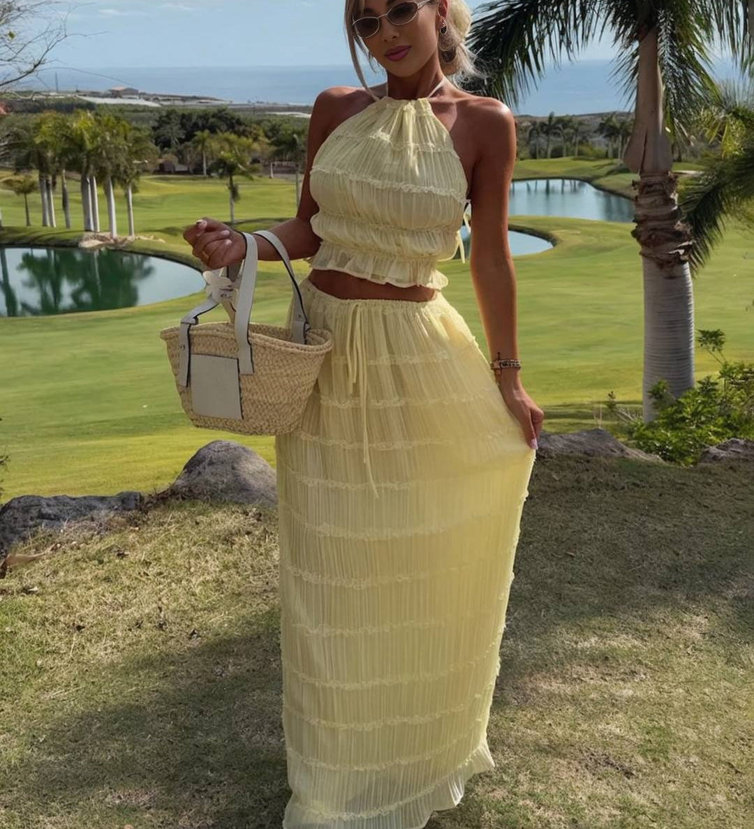 Conjunto de verano con top halter y falda larga plisada