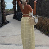 Conjunto de verano con top halter y falda larga plisada