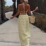 Conjunto de verano con top halter y falda larga plisada