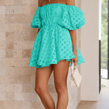 Vestido corto con hombros descubiertos y mangas abullonadas
