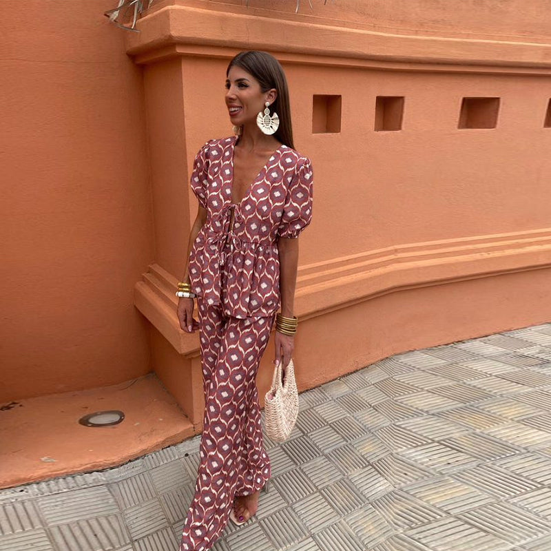 Conjunto elegante de top estampado y pantalón fluido