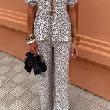 Conjunto elegante de top estampado y pantalón fluido
