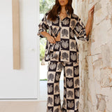 Conjunto de dos piezas con estampado de conchas marinas y estilo veraniego