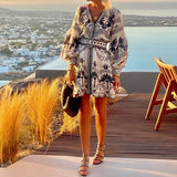 Vestido corto boho bordado con mangas abullonadas y escote en V