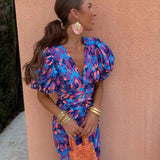Vestido midi con estampado abstracto y mangas abullonadas
