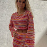 Conjunto retro de dos piezas con crop top de manga larga y minifalda ajustada