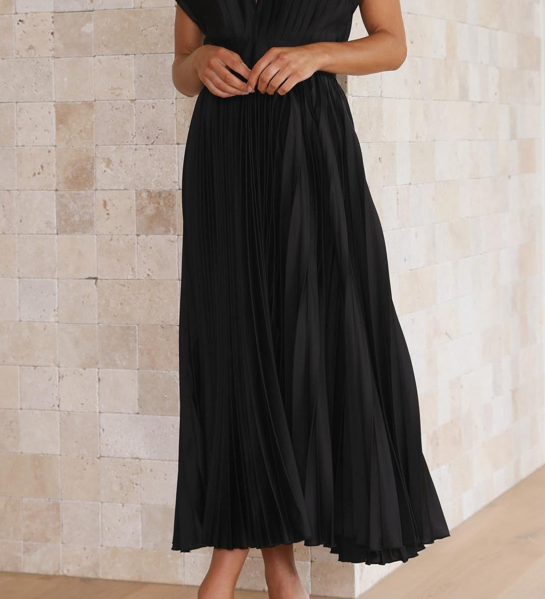 Vestido midi plisado con escote en V y efecto satinado