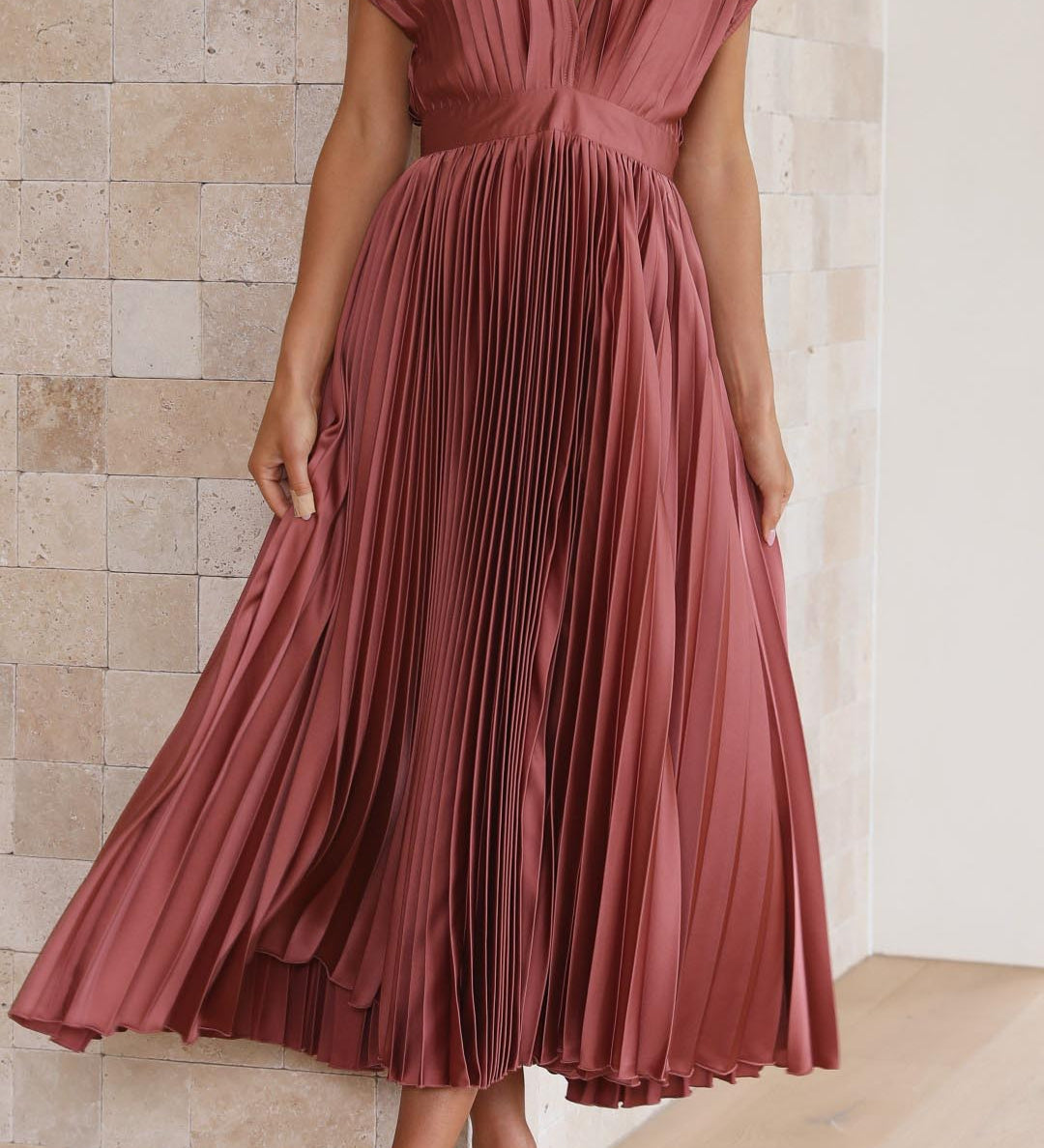 Vestido midi plisado con escote en V y efecto satinado