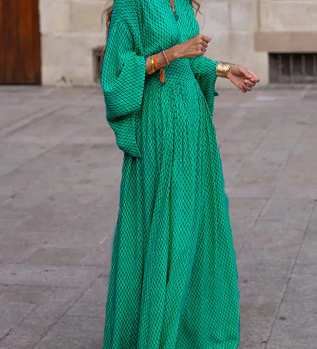 Vestido Largo Fluido con Estampado Geométrico – Elegancia Atemporal