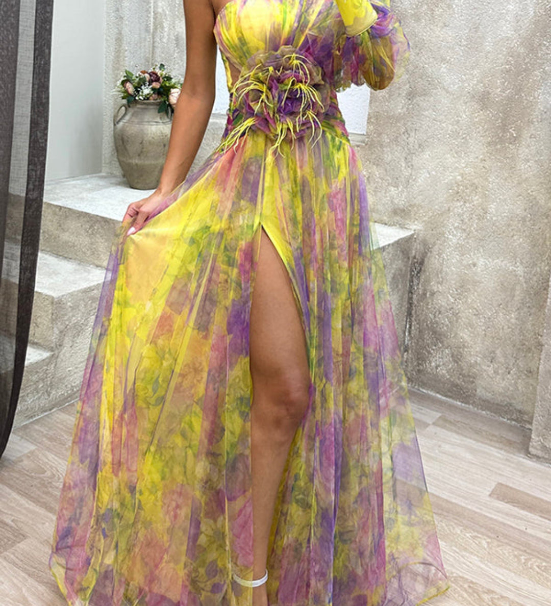 Vestido Asimétrico de Tul con Abertura y Detalle Floral