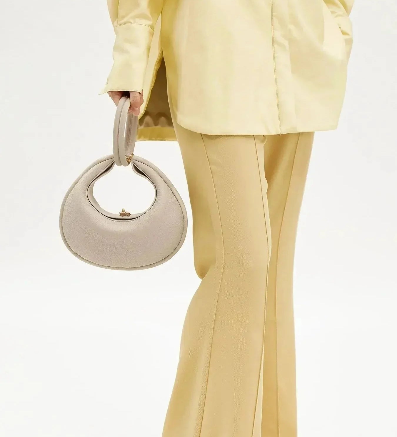 Bolso de Hombro en Forma de Media Luna con Detalles Dorados – Elegancia Femenina