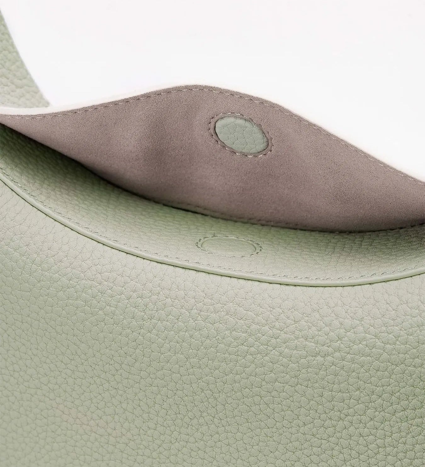 Bolso de Hombro en Forma de Media Luna con Detalles Dorados – Elegancia Femenina