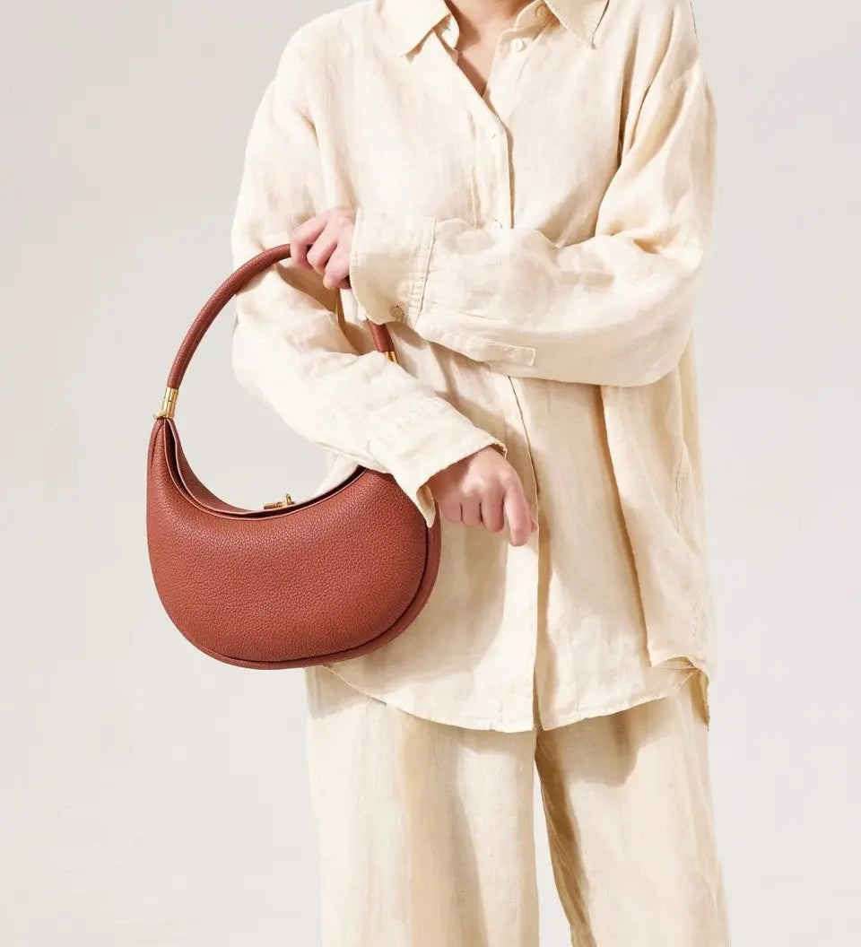 Bolso de Hombro en Forma de Media Luna con Detalles Dorados – Elegancia Femenina