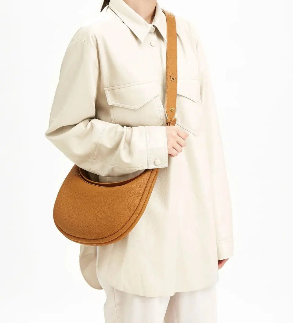 Bolso de Hombro en Forma de Media Luna con Detalles Dorados – Elegancia Femenina