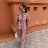 Conjunto elegante de top estampado y pantalón fluido
