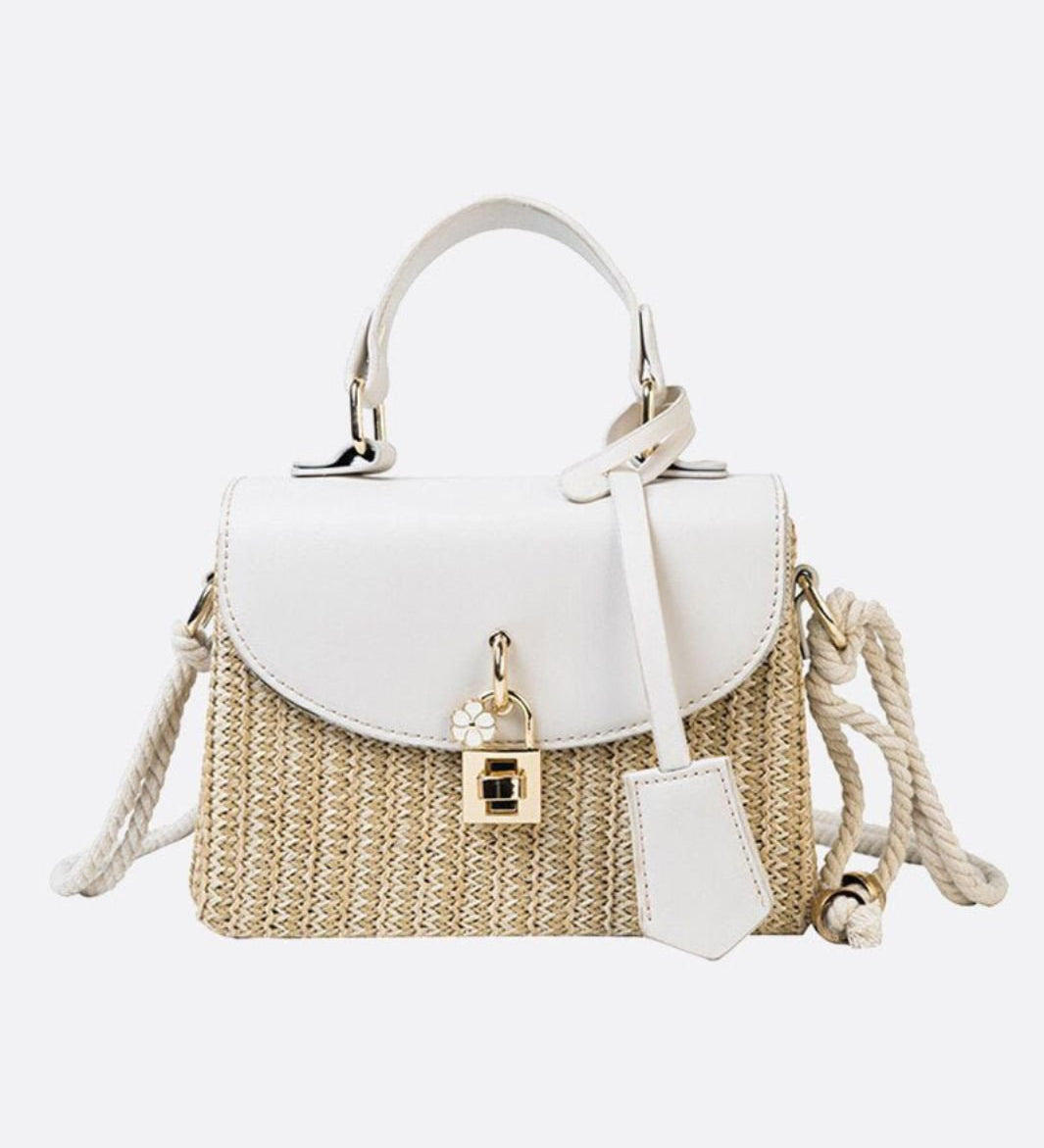 Bolso de Mano Estructurado de Paja con Solapa de Cuero Vegano y Correa de Cuerda