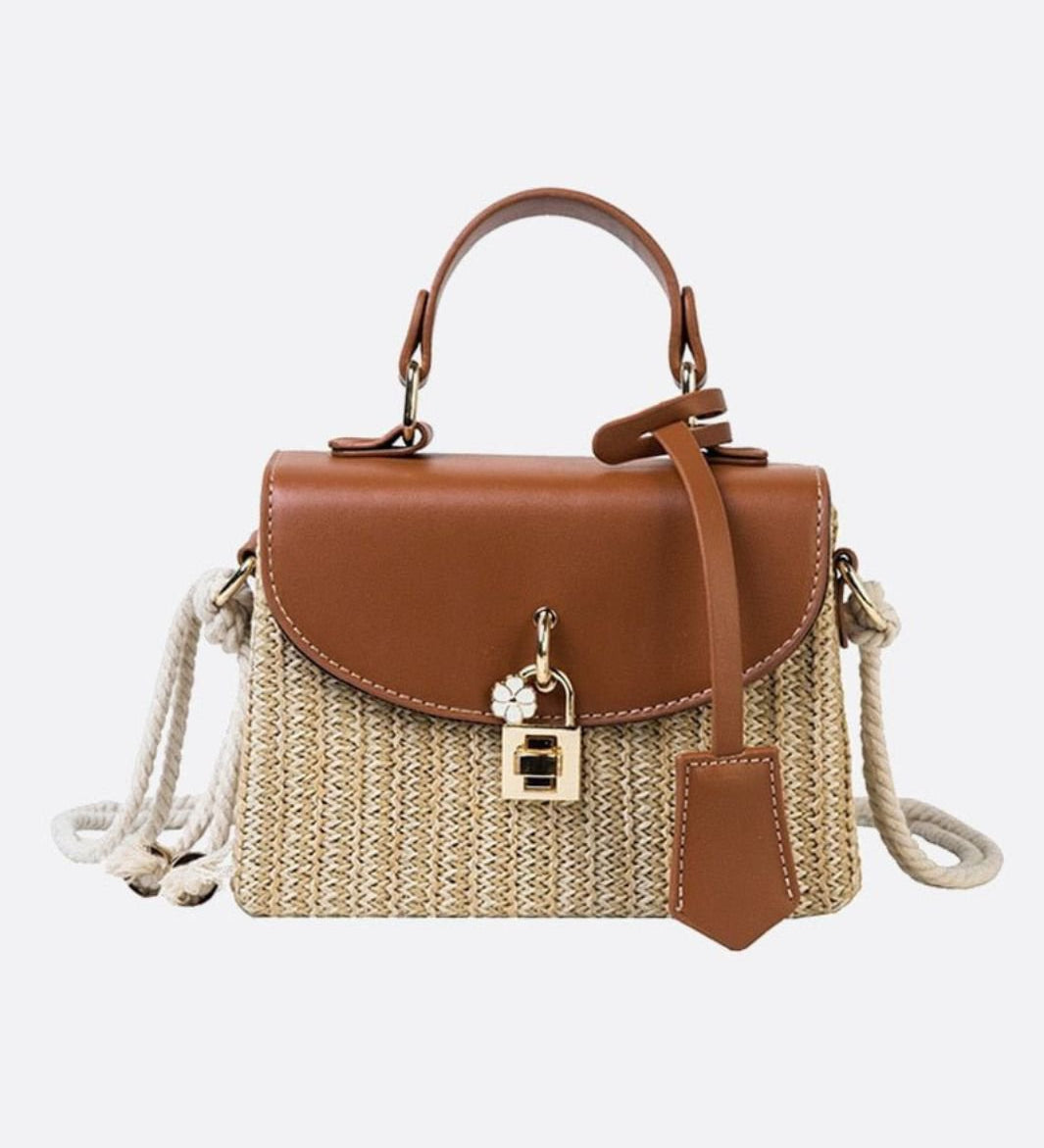 Bolso de Mano Estructurado de Paja con Solapa de Cuero Vegano y Correa de Cuerda