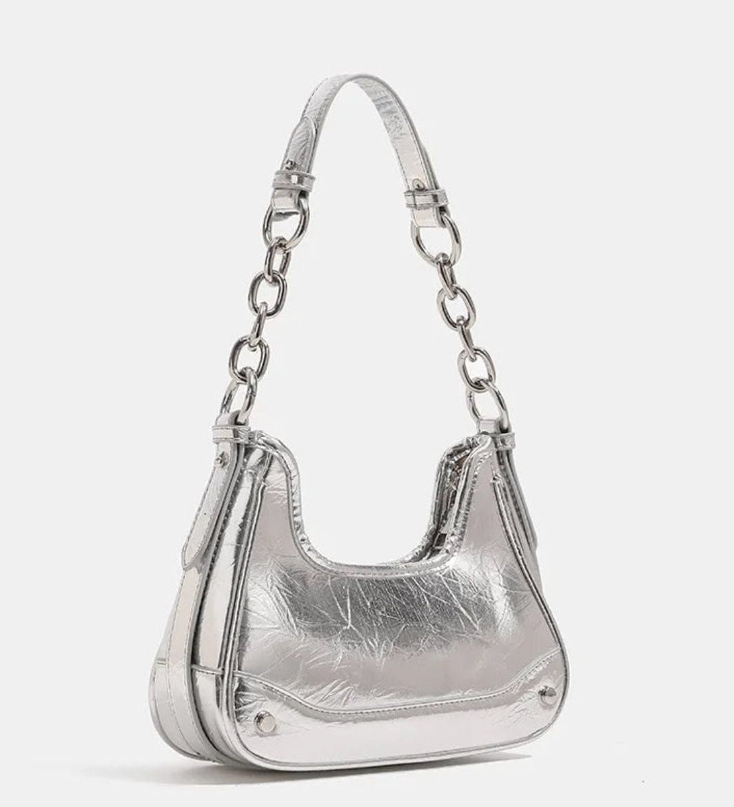 Bolso baguette plateado con cadena metálica – estilo urbano y moderno