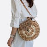 Bolso Redondo de Paja con Solapa Étnica