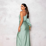 Vestido largo de fiesta con diseño asimétrico y abertura
