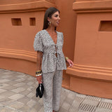 Conjunto elegante de top estampado y pantalón fluido